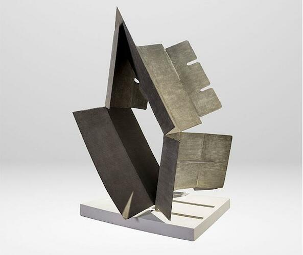 María Simón. Caja, ca. 1967 Aluminio y hierro 223 x 144 x 166 cm Donación de la artista, 1981. Colección Museo Nacional de Bellas Artes