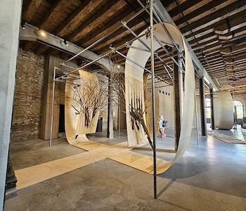 "Ojalá se derrumben las puertas" Instalación de Luciana Lamothe. Pabellón Argentino. Arsenal. Bienal de Venecia 2024