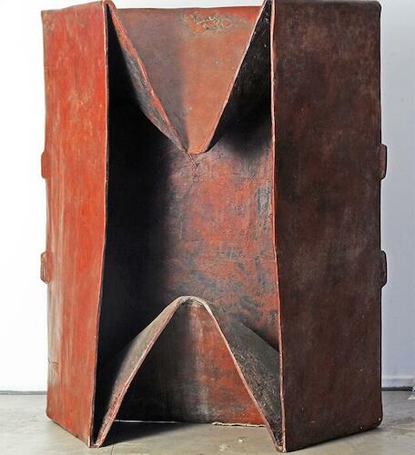 Sin título, de la serie, Cajas, Autor: Simon, María, Fecha: 1980, Técnica: Resina poliéster, Medidas: 176 x 150 x 70 cm