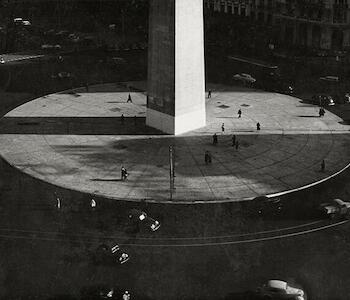 El Obelisco – Símbolo de Buenos Aires como la Eiffel, Makarius, Sameer. Fecha: ca. 1960. Período: Arte Siglo XX - XXI (1945-actualidad). Técnica: Impresión en plata sobre gelatina. Objeto: Fotografía. Medidas: 200 x 280 mm