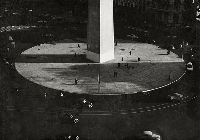 El Obelisco – Símbolo de Buenos Aires como la Eiffel, Makarius, Sameer. Fecha: ca. 1960. Período: Arte Siglo XX - XXI (1945-actualidad). Técnica: Impresión en plata sobre gelatina. Objeto: Fotografía. Medidas: 200 x 280 mm