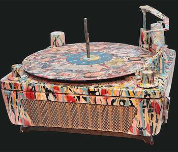 Winco, Autor: Pombo, Marcelo, Técnica: Policromado y collage, Objeto intervenido, Medidas: 29 x 33 x 24 cm. 