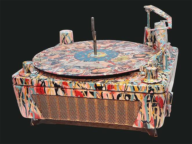 Winco, Autor: Pombo, Marcelo, Técnica: Policromado y collage, Objeto intervenido, Medidas: 29 x 33 x 24 cm. 