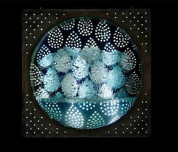 Hidroactividad H-13  Autor: Kosice, Gyula. Fecha: 1965. Período: Arte Siglo XX - XXI (1945-actualidad). Escuela: Argentina S.XX  Técnica:  Plexiglas, luz, aguamovil  Objeto: Instalación lumínica Estilo: abstracción  Género: cinético Soporte: Plexiglas, luz, aguamovil Medidas: 70 x 70 x 45 cm. 