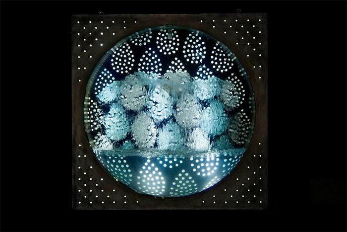 Hidroactividad H-13  Autor: Kosice, Gyula. Fecha: 1965. Período: Arte Siglo XX - XXI (1945-actualidad). Escuela: Argentina S.XX  Técnica:  Plexiglas, luz, aguamovil  Objeto: Instalación lumínica Estilo: abstracción  Género: cinético Soporte: Plexiglas, luz, aguamovil Medidas: 70 x 70 x 45 cm. 