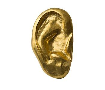 Eduardo Costa, ​Fashion Fiction I: The Installation (Moda ficción I: Instalación) 1966-2007 Instalación con oreja de oro de 24k (edición de 18 ejemplares, 2007), revista Vogue (1968), copia ampliada de la fotografía de Richard Avedon reproducida en la publicación