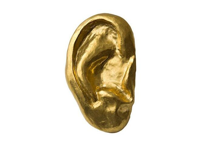 Eduardo Costa, ​Fashion Fiction I: The Installation (Moda ficción I: Instalación) 1966-2007 Instalación con oreja de oro de 24k (edición de 18 ejemplares, 2007), revista Vogue (1968), copia ampliada de la fotografía de Richard Avedon reproducida en la publicación