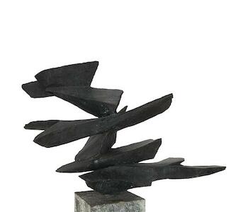 Météore. Autor: Penalba, Alicia. Fecha: 1981. Técnica: Bronce fundido, Bronce patinado con base cemento. Medidas: 140 x 84 x 76 cm. 