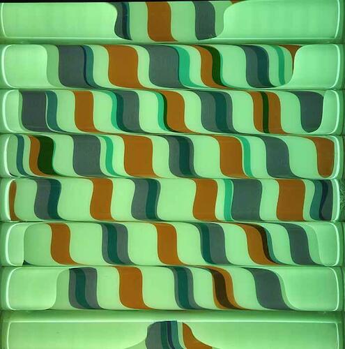 Perla Benveniste. Sin título 2024 Acrílico, acetato, lámparas, motor 36 x 36 x 15 cm