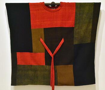 Poncho Hualfín, Autor: Rasjido, Manuela. Origen: Premio Nacional a la Trayectoria Artística 2018. Fecha: 2018. Técnica: Lana. Objeto: Textil tridimensional. Medidas: 100 x 110 cm