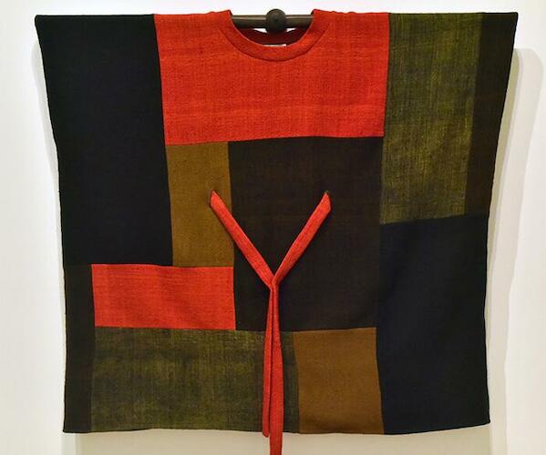 Poncho Hualfín, Autor: Rasjido, Manuela. Origen: Premio Nacional a la Trayectoria Artística 2018. Fecha: 2018. Técnica: Lana. Objeto: Textil tridimensional. Medidas: 100 x 110 cm