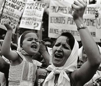 Adriana Lestido "Madre e hija" 1982, copia manual gelatina de plata sobre papel 38,5 x 58 cm. (montada en 63 x 82 cm.) Ph. webpage MNBA