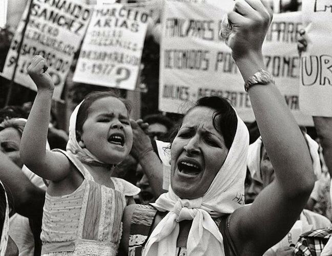 Adriana Lestido "Madre e hija" 1982, copia manual gelatina de plata sobre papel 38,5 x 58 cm. (montada en 63 x 82 cm.) Ph. webpage MNBA