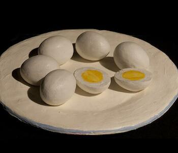 Eduardo Costa "Seis huevos duros sobre un plato" 2004. Objeto sobre papel, 28 x 28 x 6 cm. Imagen: Página web del MNBA