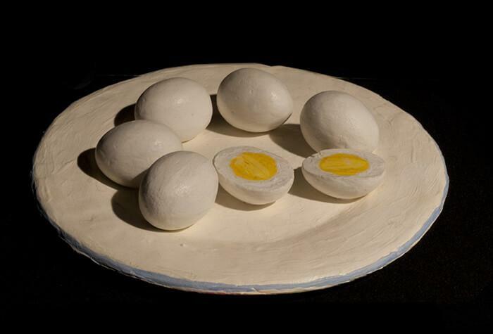 Eduardo Costa "Seis huevos duros sobre un plato" 2004. Objeto sobre papel, 28 x 28 x 6 cm. Imagen: Página web del MNBA
