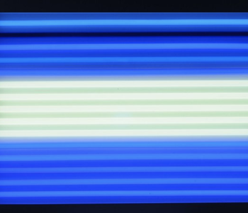 Bandera de Sergio Avello (Mar del plata, 1964 - Buenos Aires, 2010) Instalación lumínica. Tubos fluorescentes, micro procesador, caja MDF, 110 x 150 cm Inventario 11532