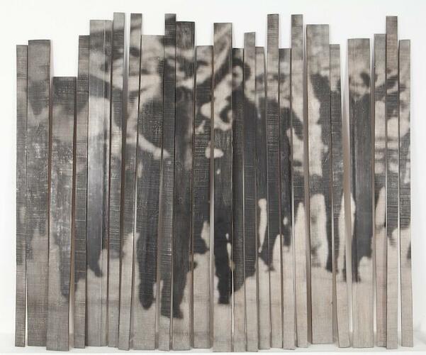 Graciela Sacco (Rosario, Prov. de Santa Fé, Argentina, 1956) Victoria, de la serie Cuerpo a cuerpo, 1996/2011 Incrustación fotográfica sobre 24 tablas de madera, 220 x 320 cm Adquisición a la artista, 2013 Colección Museo Nacional de Bellas Artes