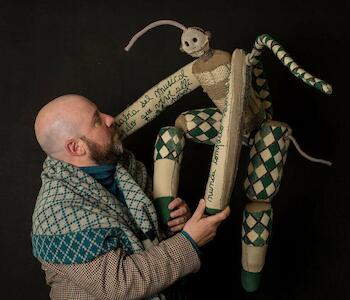 Retrato del artista con Mavelo objeto-escultura performátic@ ensamble y modelado textil-cerámica año 2018 foto Ulises Barranco