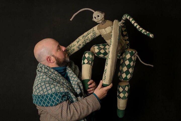 Retrato del artista con Mavelo objeto-escultura performátic@ ensamble y modelado textil-cerámica año 2018 foto Ulises Barranco