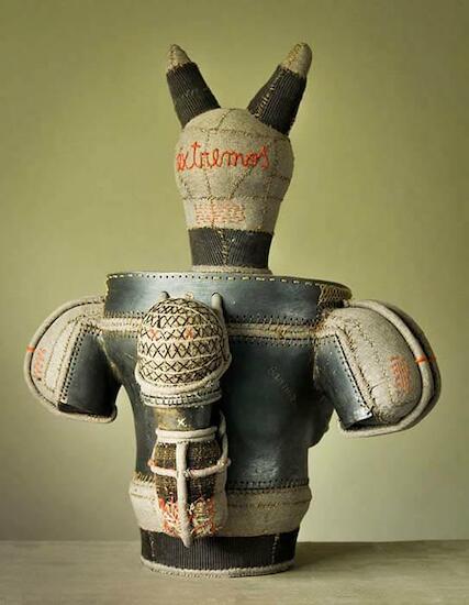 El Mediador (espalda) escultura ensamble y modelado cerámico-textil, de la serie Fetiches de Empoderamiento año 2015 