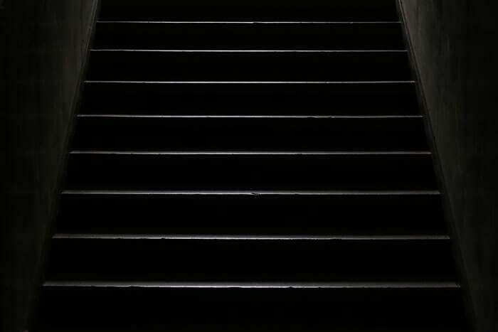 Del proyecto Lugar Fósil. Algunas personas suben y bajan las escaleras porque no pueden dormir. Fotografía color, toma directa. 110 x 80  cm 2016