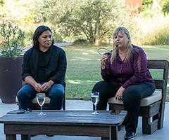 Rember Yahuarcani y Sandra Juárez durante el conversatorio