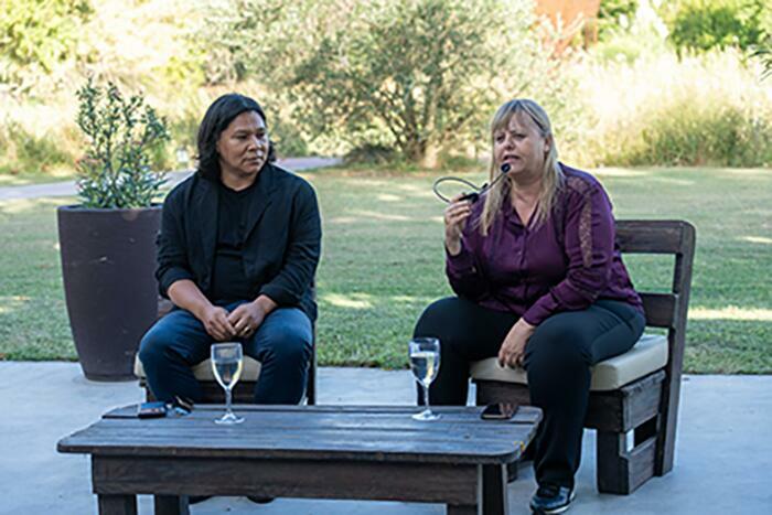 Rember Yahuarcani y Sandra Juárez durante el conversatorio