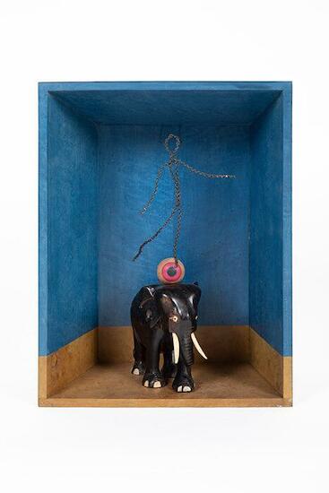 "El viaje exótico de Mike" 2020.  Elefante de madera y marfil, terciado, maderas en chapas,  cadena de bronce y óleo. 45 x 34 x 20 cm