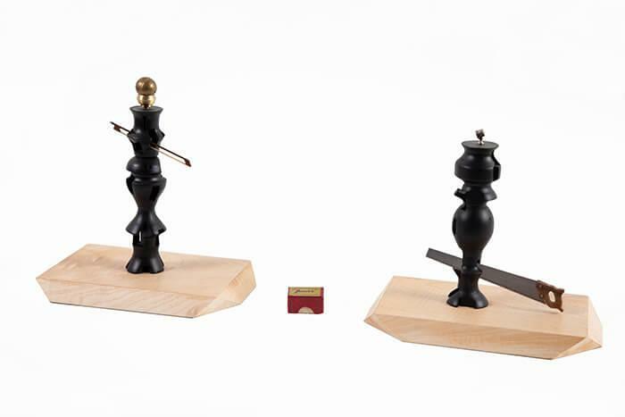 "Los duelistas" 2020. Madera, bronce, terciado, madera en chapas, acero y resina de violín. 28 x 18 x 27 cm /  24 x 18 x 28 cm