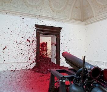 Shooting into the Corner II, 2008-2009 (Disparando en la esquina II) Cañón y cera Cañón con base: 137 x 145 x 210 cm Instalación: Dimensiones variables Cortesía del artista © Anish Kapoor  Fotografía: Dave Morgan