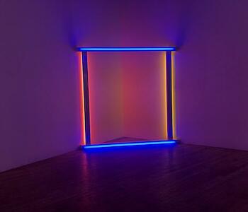 Untitled (to Donna) 6, 1971 [Sin título (a Donna) 6] Tubos fluorescentes de luz azul, rosa y amarilla, 244 x 244 cm Legado de Dan Flavin; Cortesía David Zwirner, Nueva York © 2019 Stephen Flavin / Artists Right Society (ARS), New York