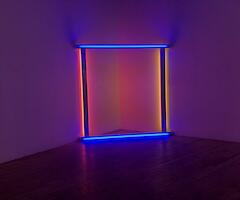 Untitled (to Donna) 6, 1971 [Sin título (a Donna) 6] Tubos fluorescentes de luz azul, rosa y amarilla, 244 x 244 cm Legado de Dan Flavin; Cortesía David Zwirner, Nueva York © 2019 Stephen Flavin / Artists Right Society (ARS), New York