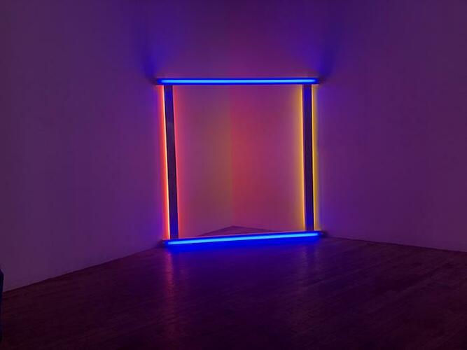 Untitled (to Donna) 6, 1971 [Sin título (a Donna) 6] Tubos fluorescentes de luz azul, rosa y amarilla, 244 x 244 cm Legado de Dan Flavin; Cortesía David Zwirner, Nueva York © 2019 Stephen Flavin / Artists Right Society (ARS), New York