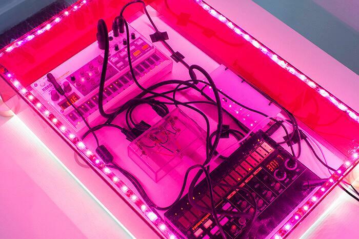 Detalle del circuito: Máquina de ritmos Volca Beat Korg, secuenciador de samples Volca Sample Korg, mixer casera y Arduino.