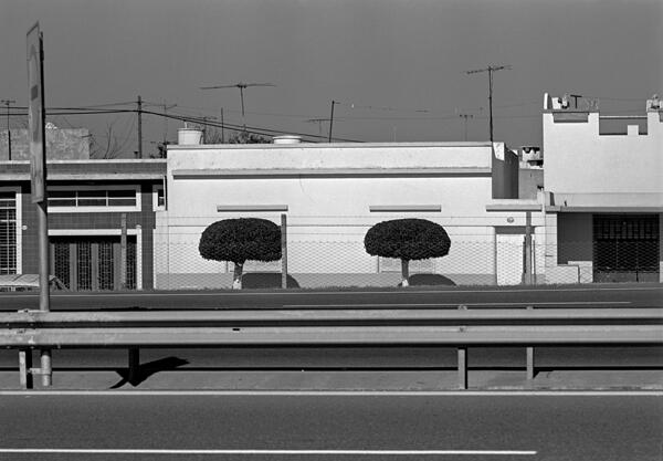 Facundo de Zuviría. "Casita en la autopista, Liniers", 1984-2012, 75 x 100 cm