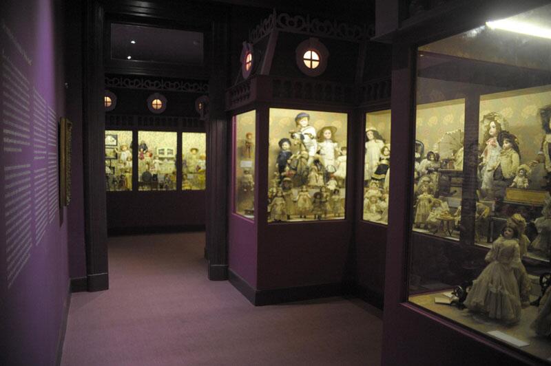 Sala de exhibición de la colección de muñecas